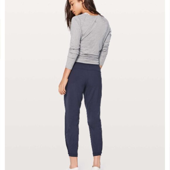 Lululemon Women's Twisted & Tucked Pant 25" Midnight Navy (Size 6) - Picture 2 of 10
